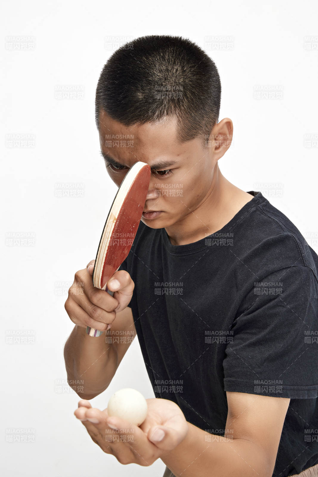 白色背景下健碩的亞洲乒乓球運動員形象