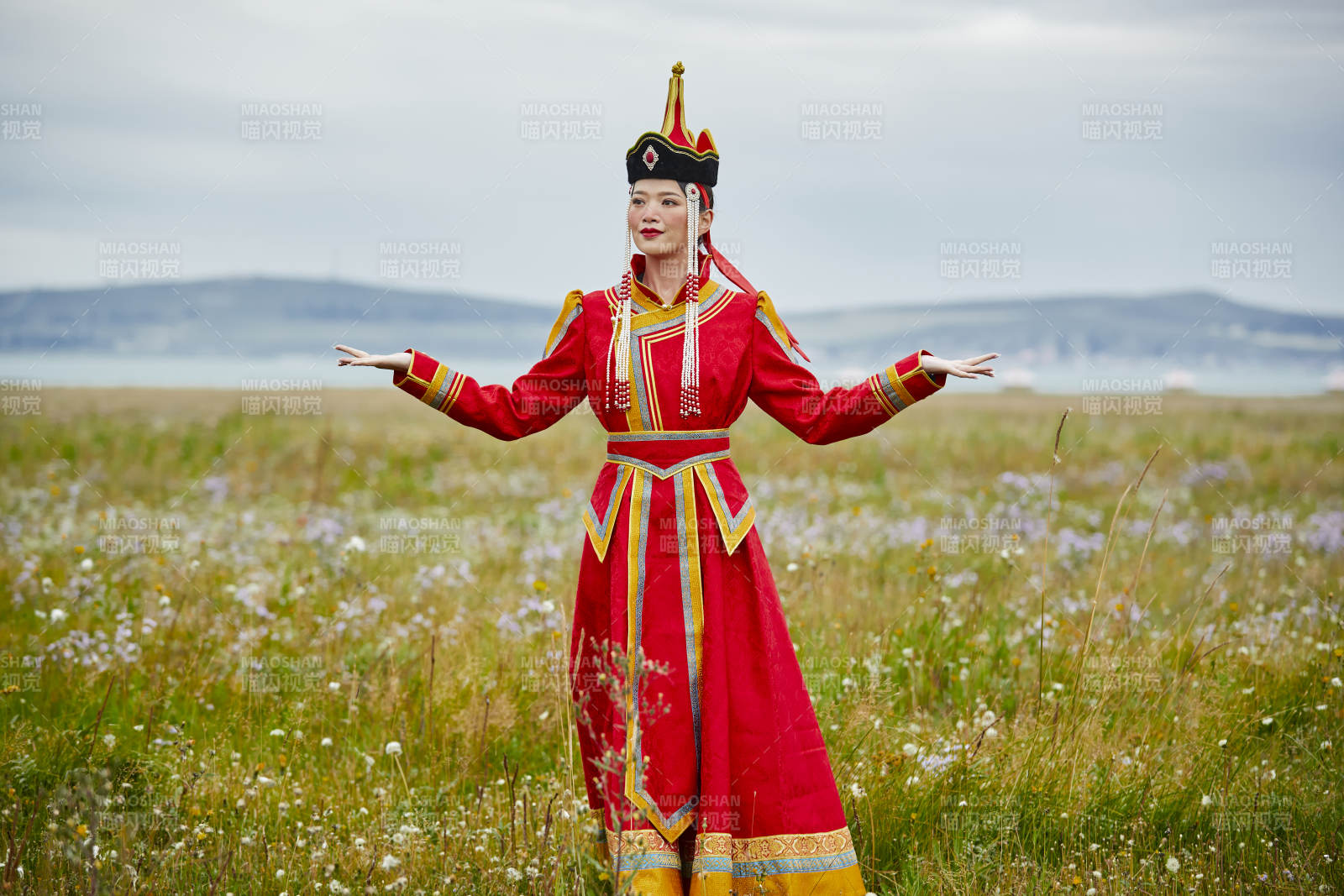 草原上身穿豪华蒙古族服饰的蒙族少女图片