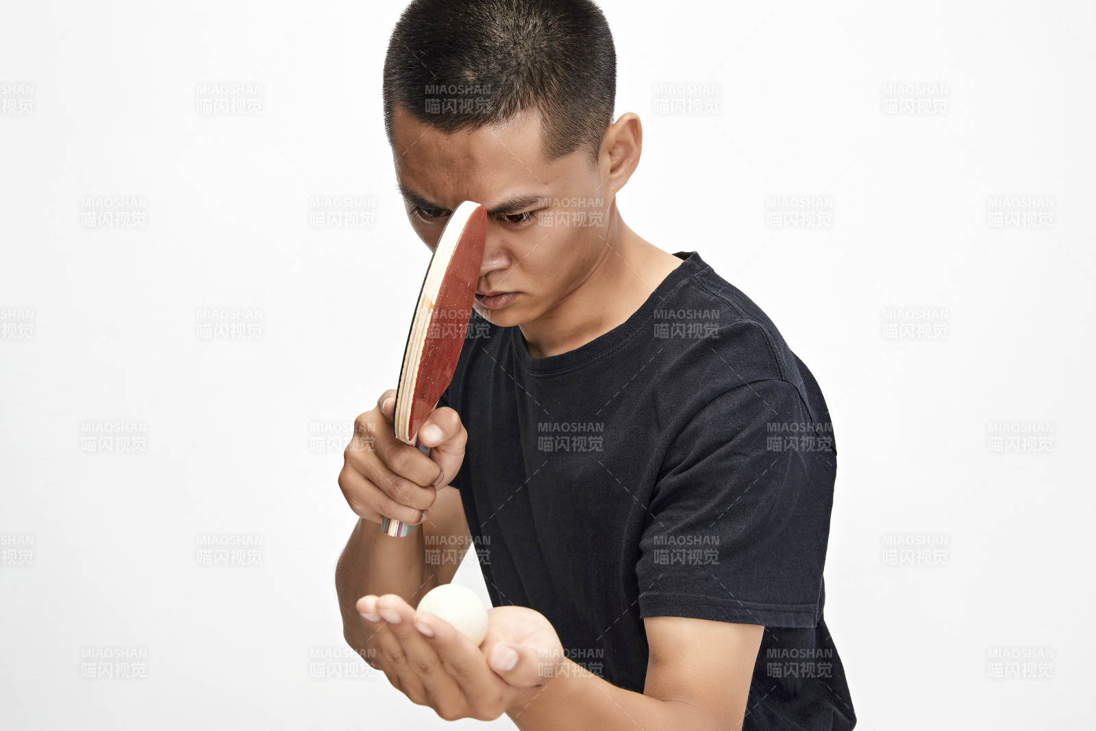 白色背景下健碩的亞洲乒乓球運(yùn)動員形象