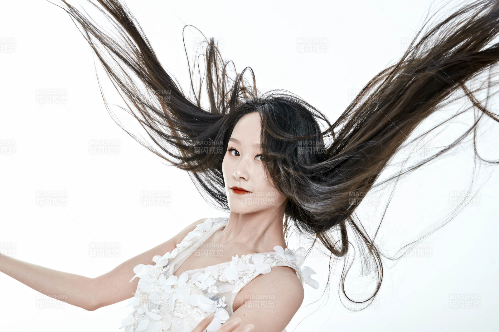白色背景舞動長發(fā)的少女人像