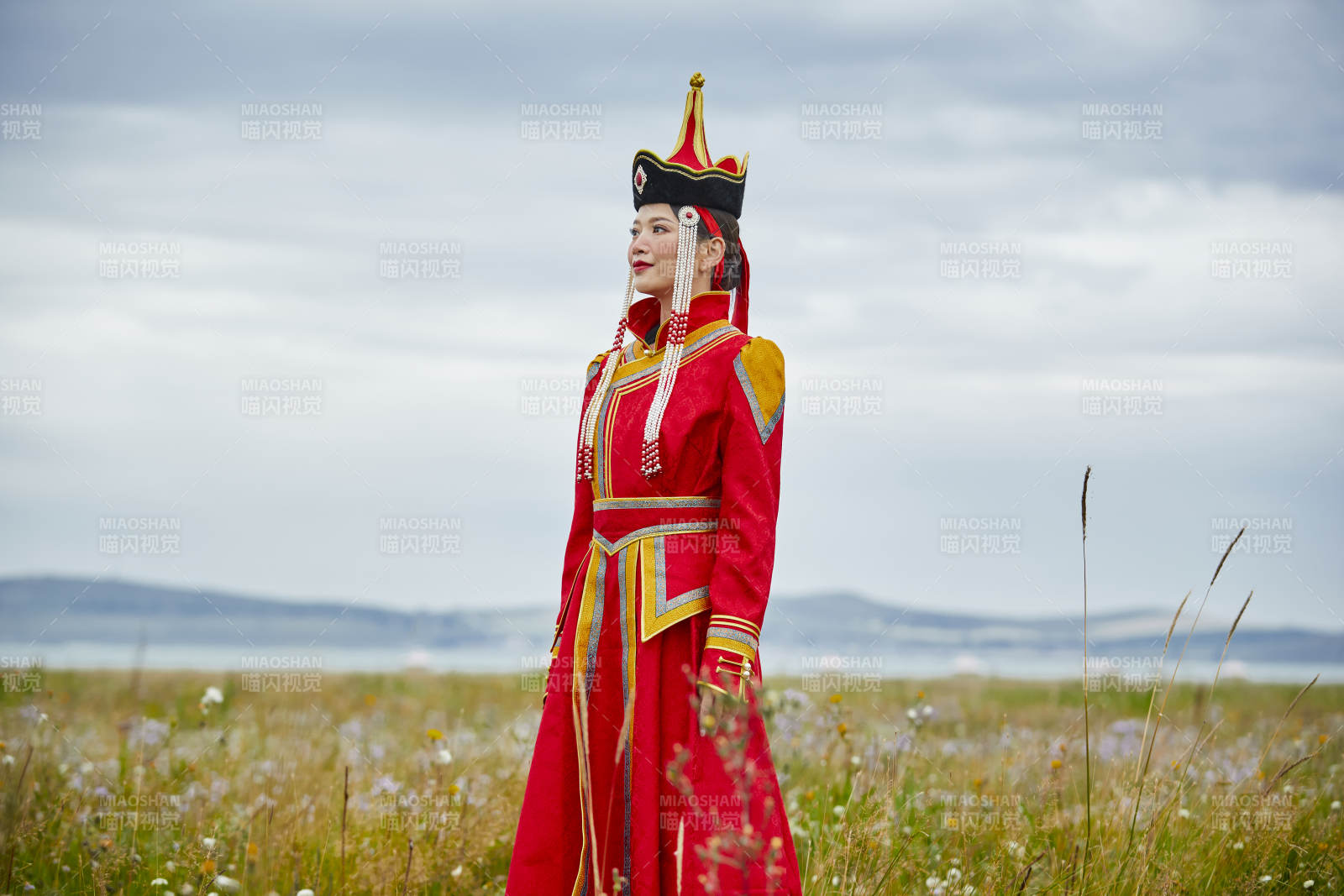 草原上身穿豪華蒙古族服飾的蒙族少女