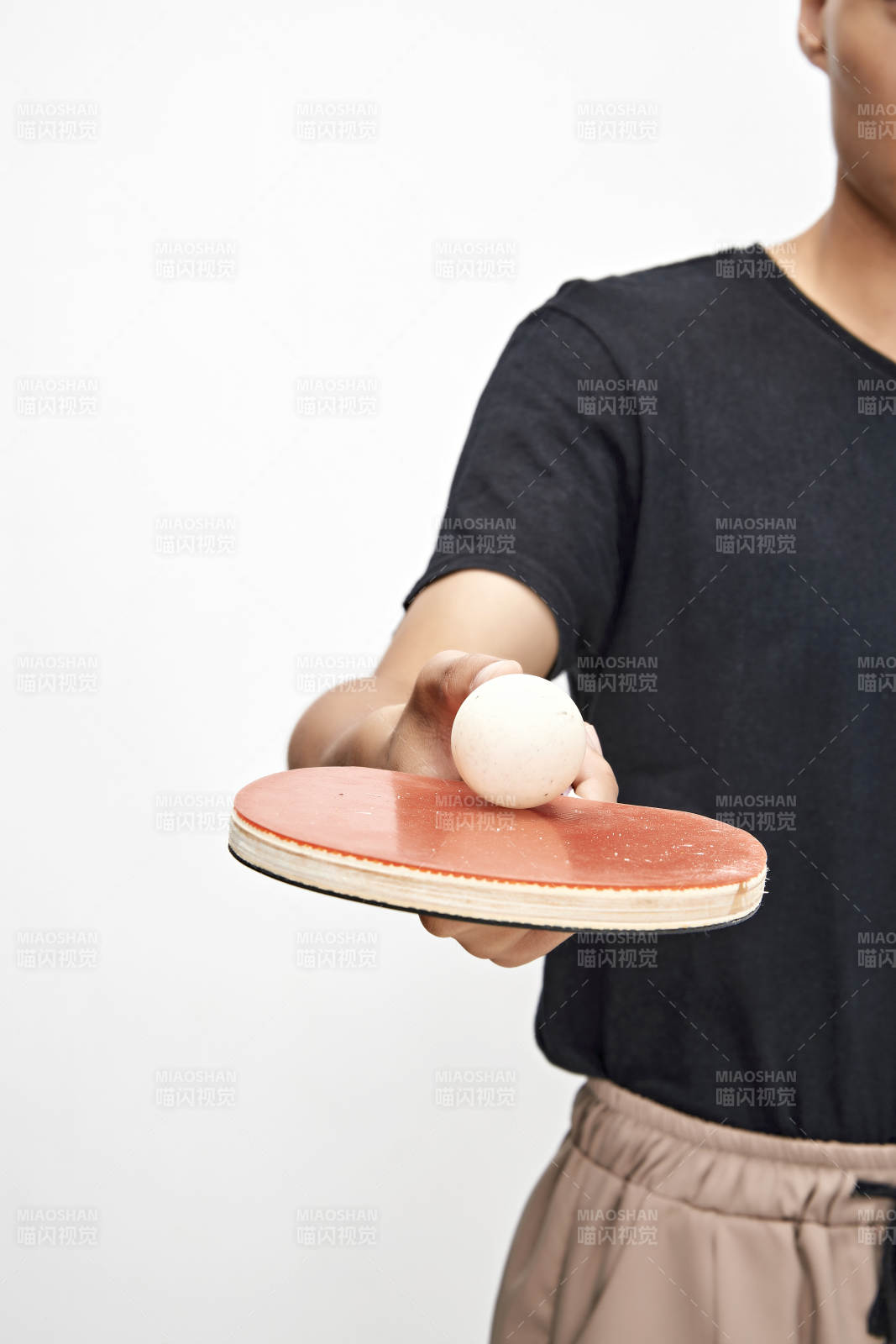 白色背景下健硕的亚洲乒乓球运动员形象