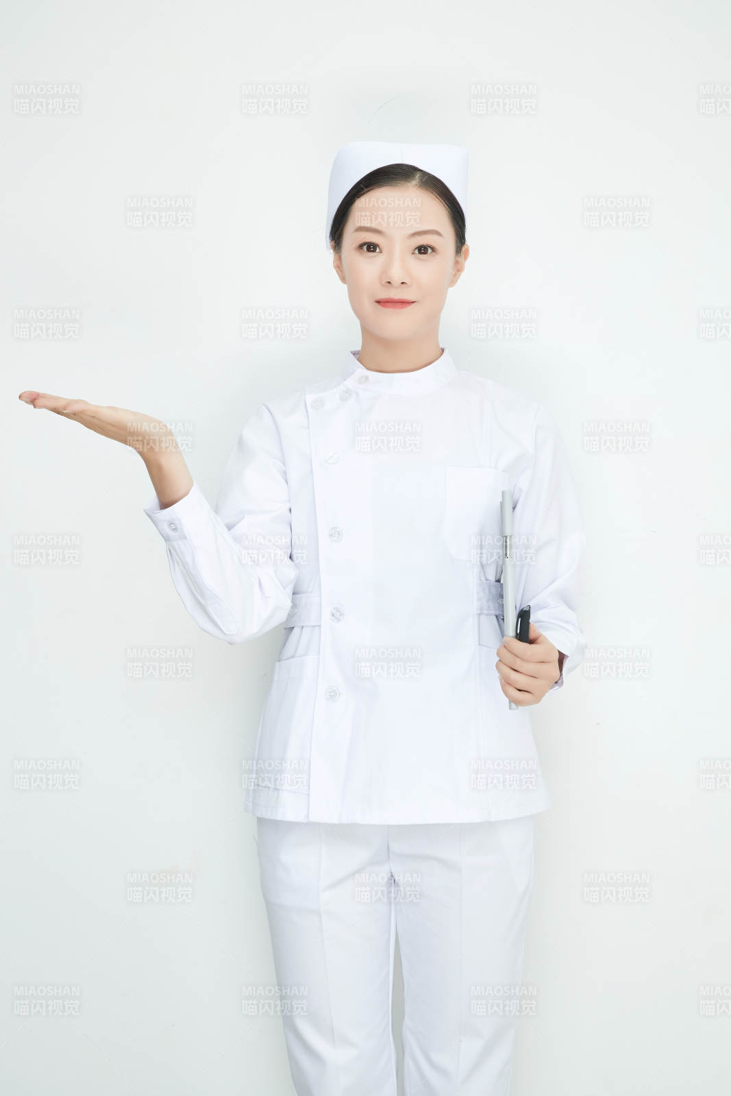 白背景里穿護士服手持病歷夾的美女護士