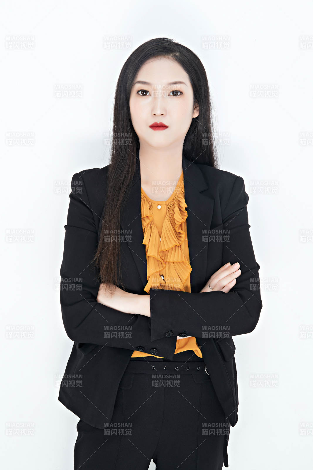 白色背景下的美麗商務女性肖像