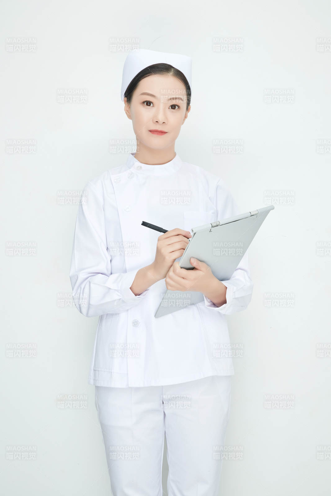 白背景里穿護士服手持病歷夾的美女護士