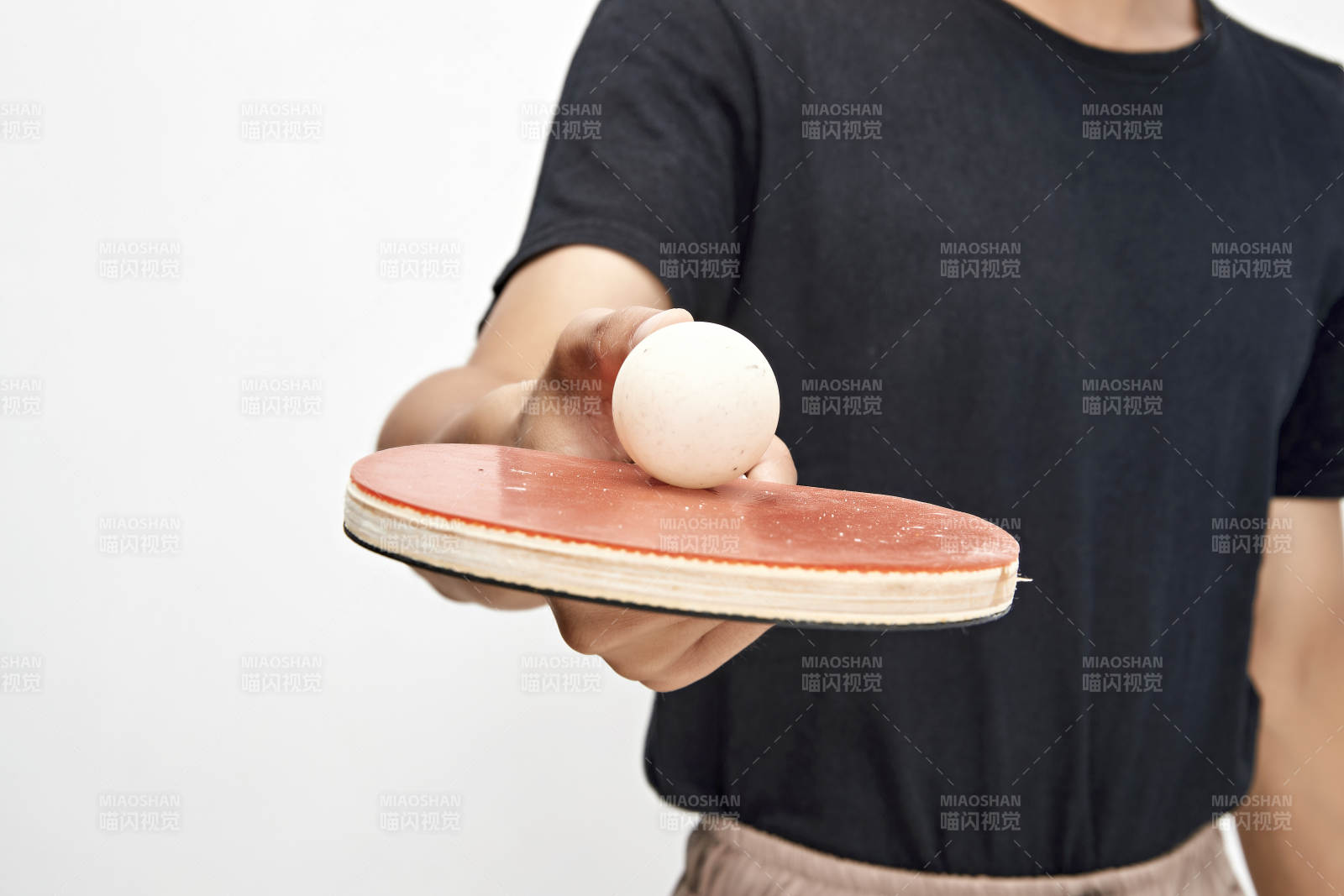 白色背景下健碩的亞洲乒乓球運動員形象