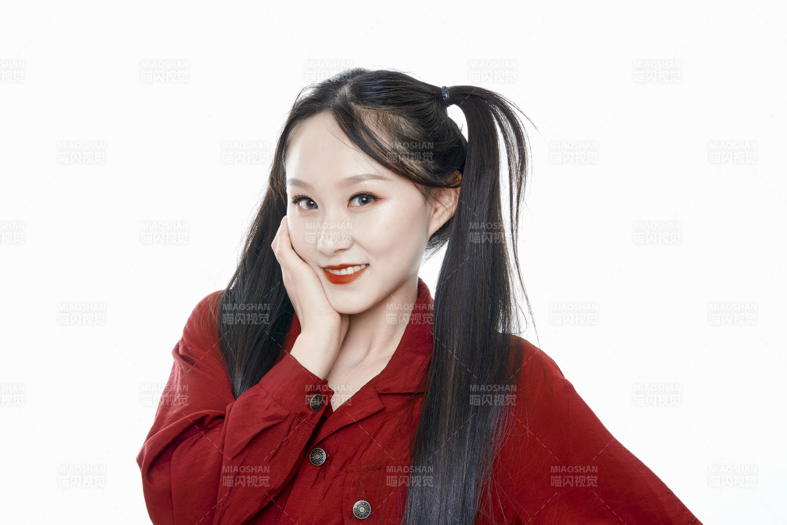 白色背景的亞洲年輕少女肖像人像