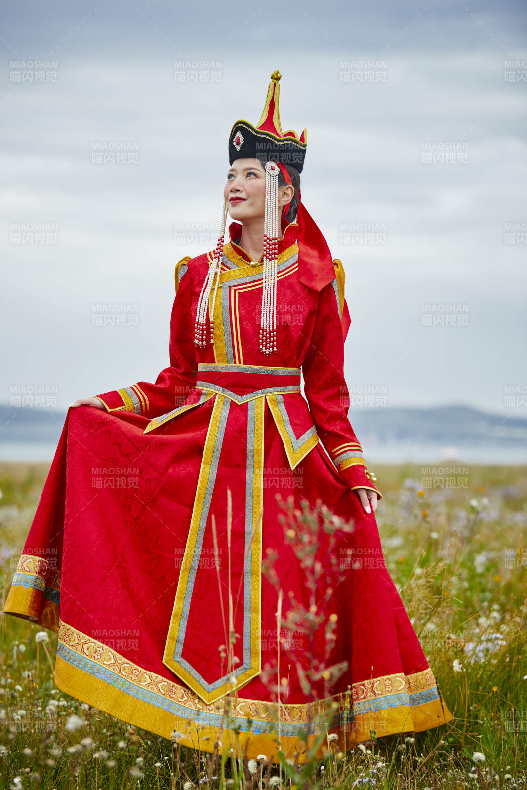 草原上身穿豪華蒙古族服飾的蒙族少女