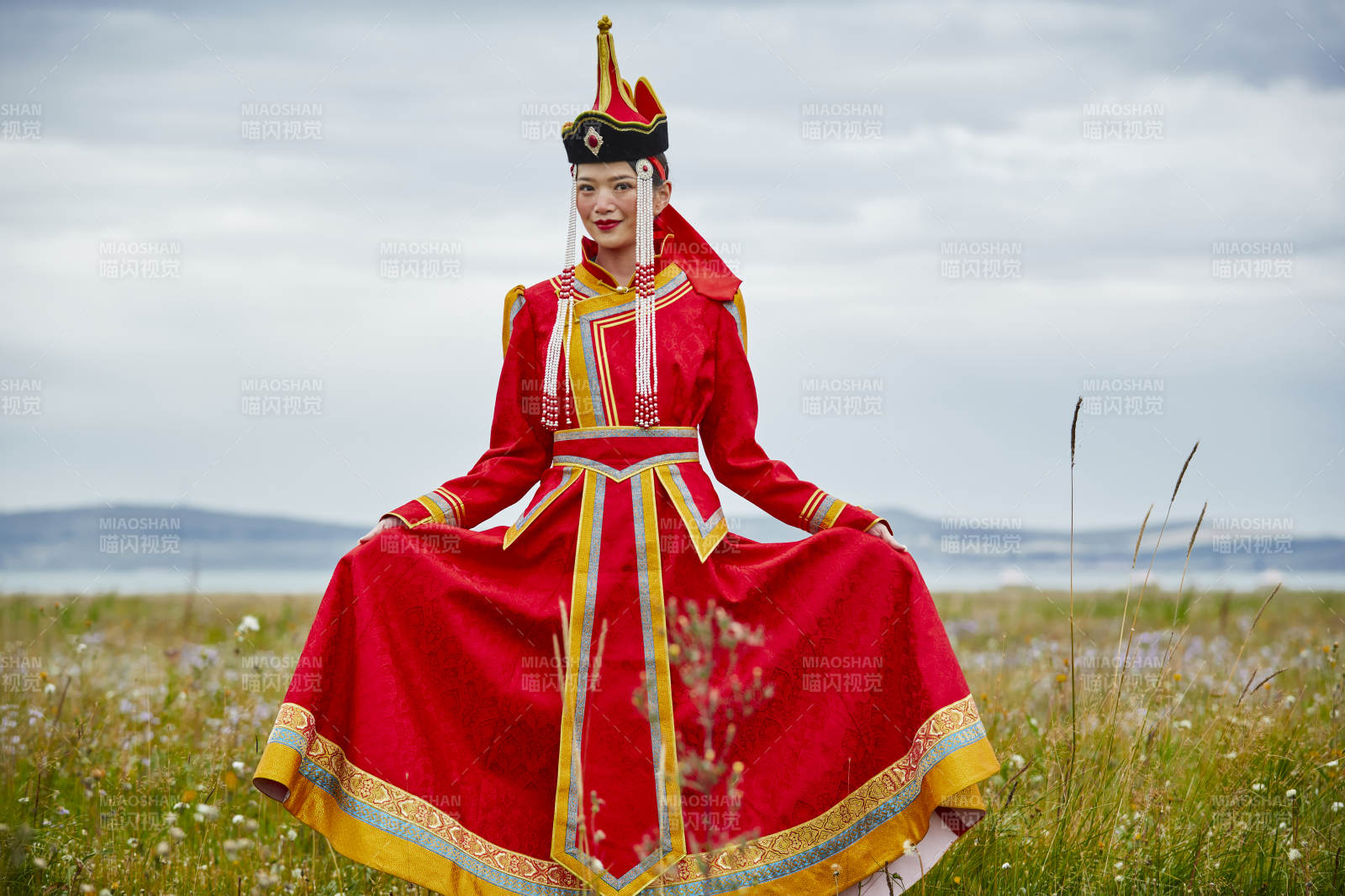 草原上身穿豪華蒙古族服飾的蒙族少女