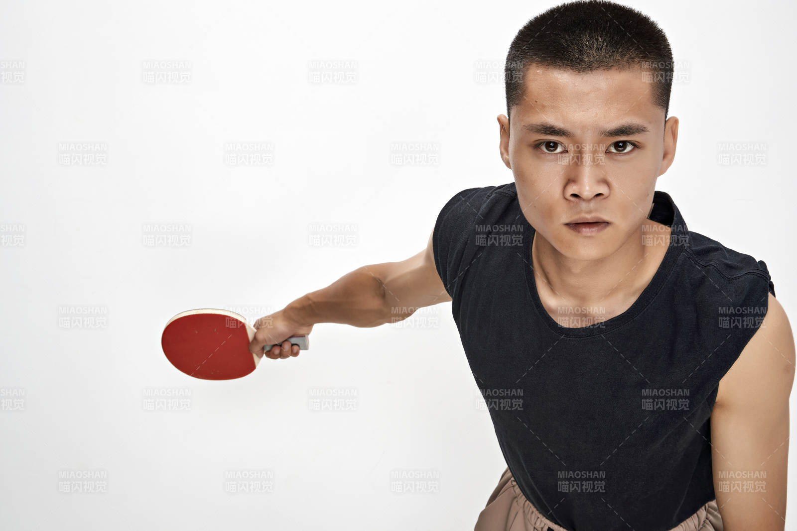 白色背景下健硕的亚洲乒乓球运动员形象