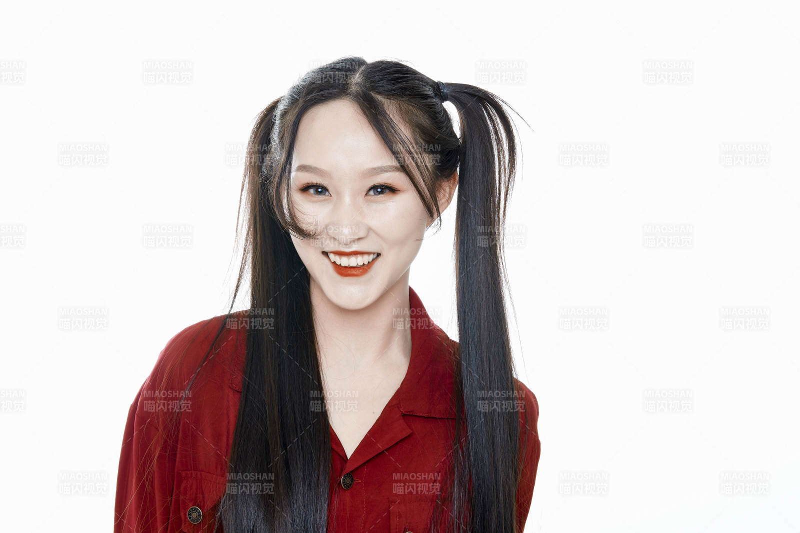 白色背景的亚洲年轻少女肖像人像