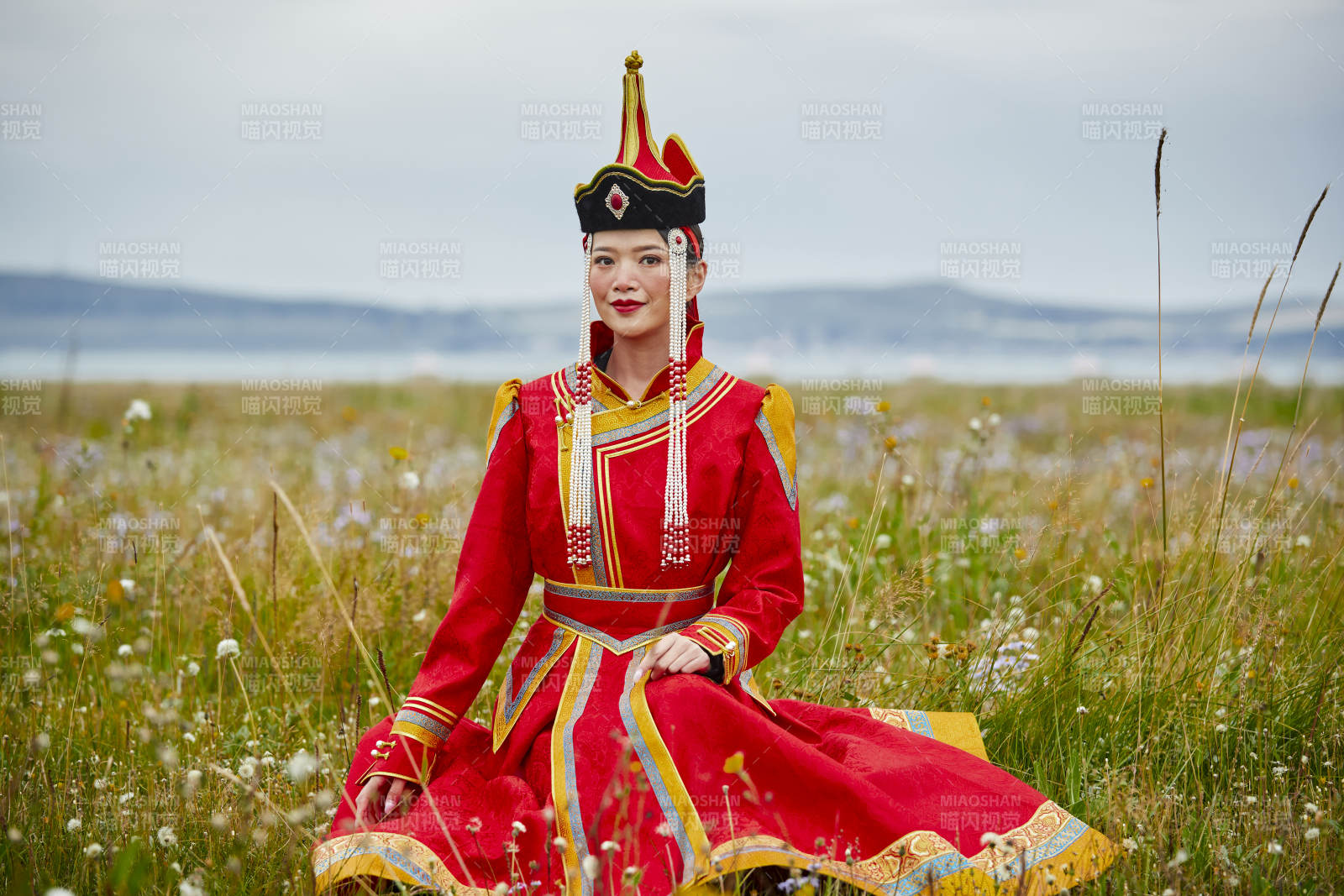 草原上身穿豪華蒙古族服飾的蒙族少女