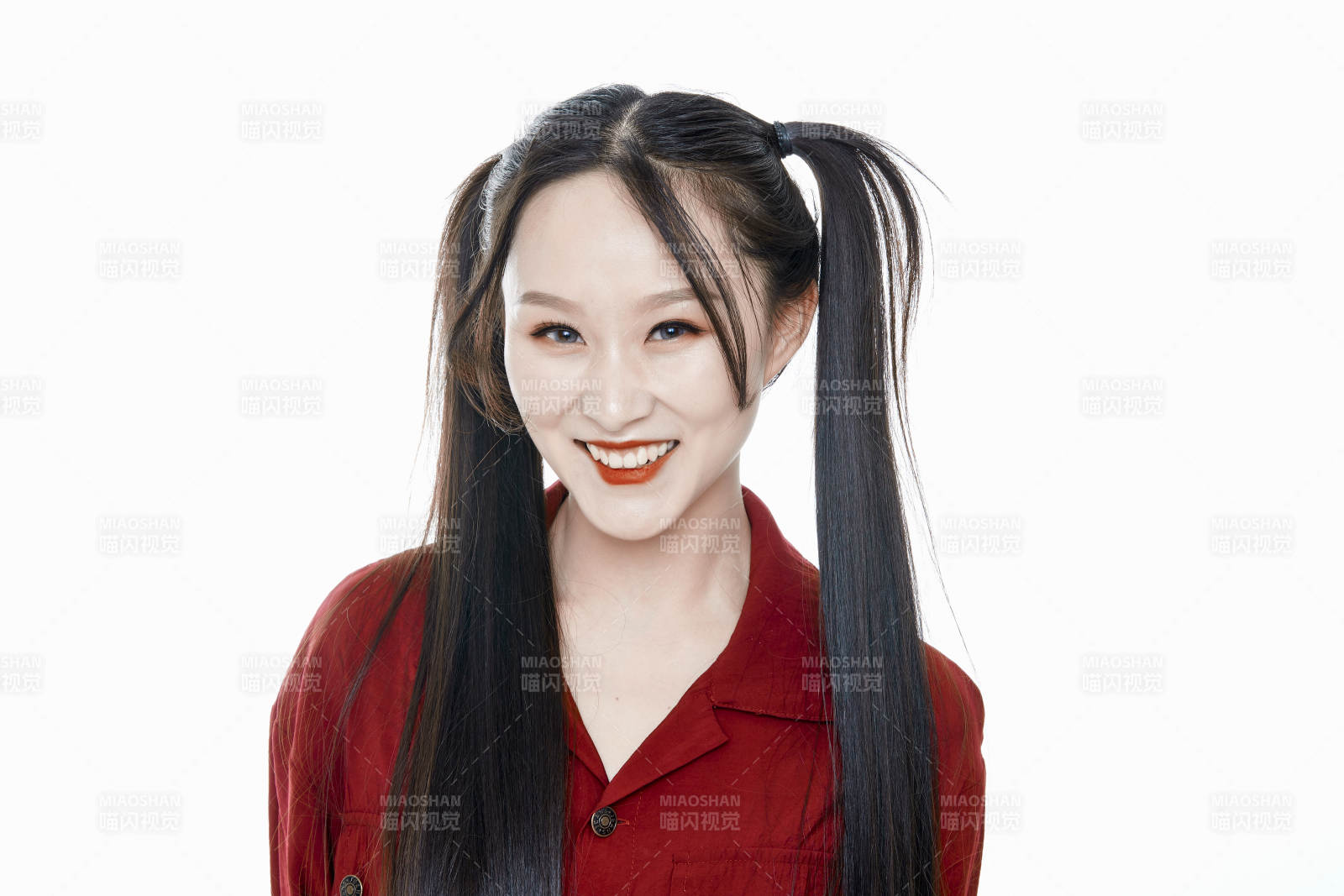 白色背景的亞洲年輕少女肖像人像