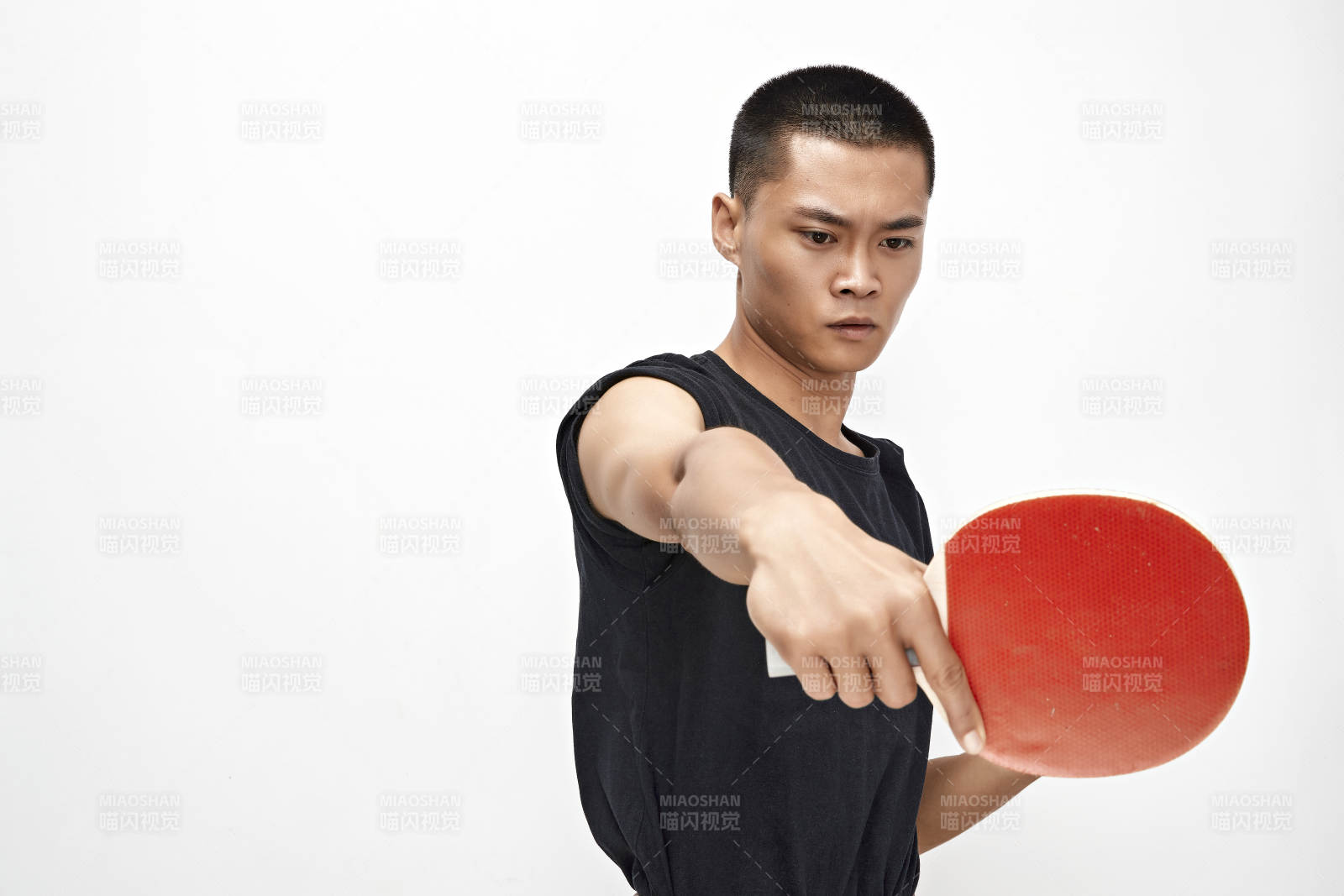 白色背景下健碩的亞洲乒乓球運動員形象