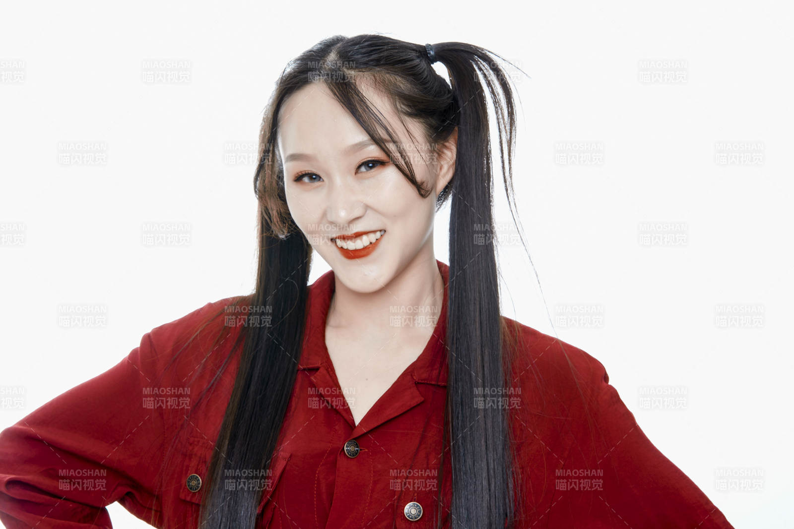 白色背景的亞洲年輕少女肖像人像