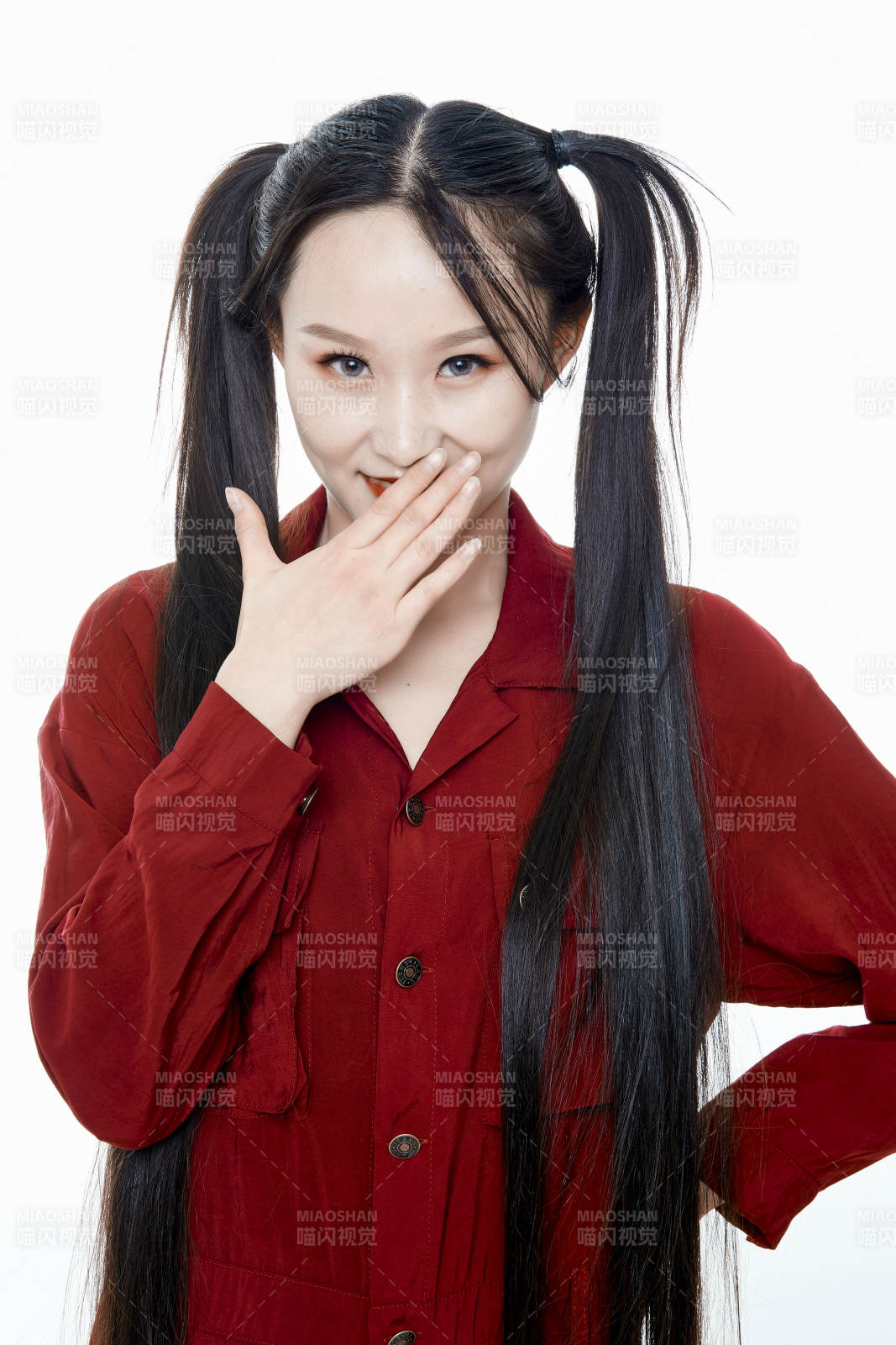 白色背景的亞洲年輕少女肖像人像