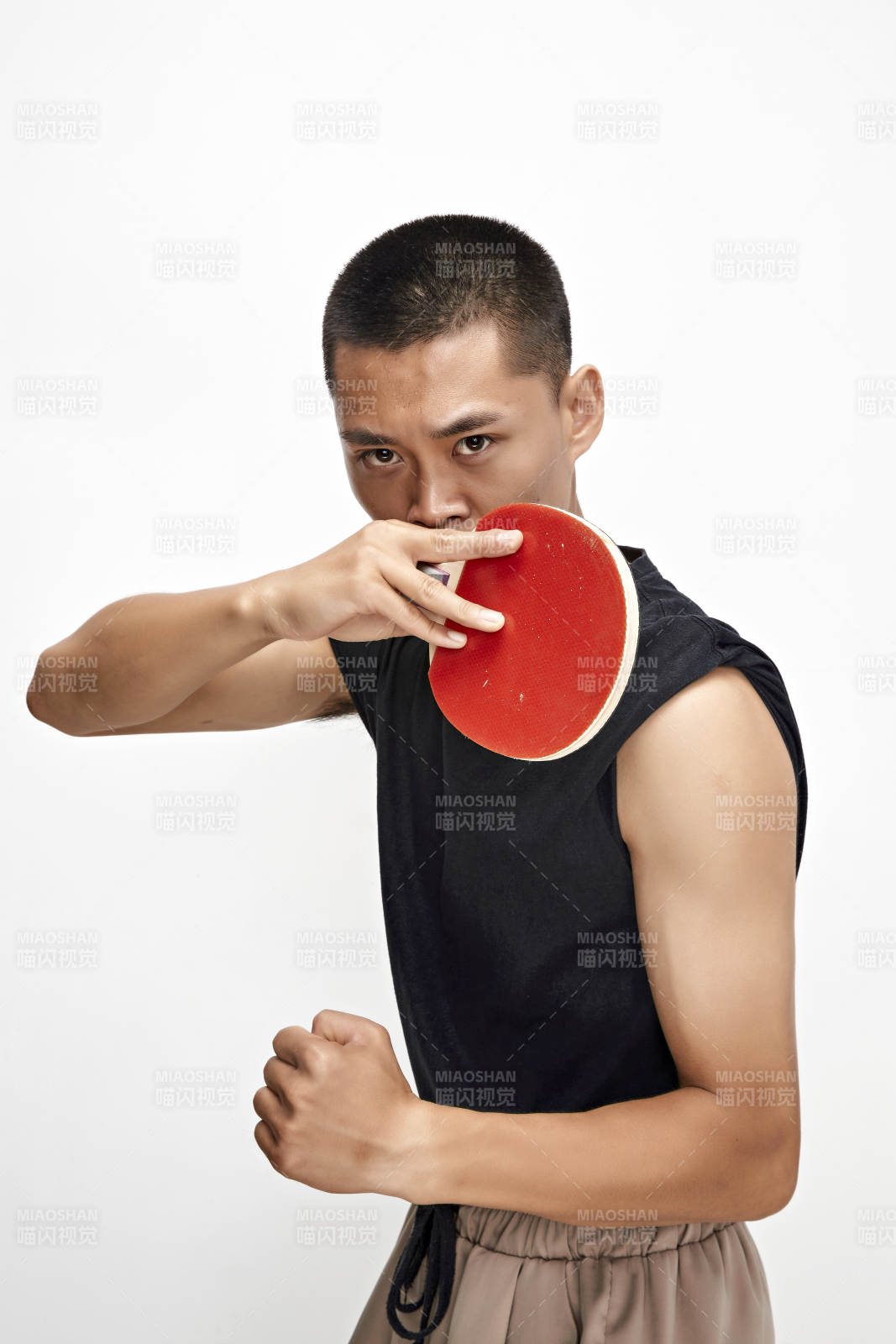 白色背景下健碩的亞洲乒乓球運動員形象