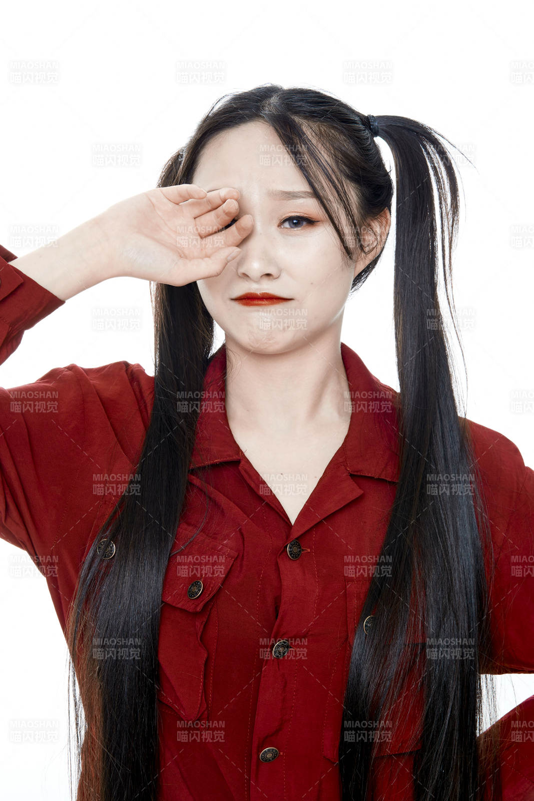 白色背景的亞洲年輕少女肖像人像