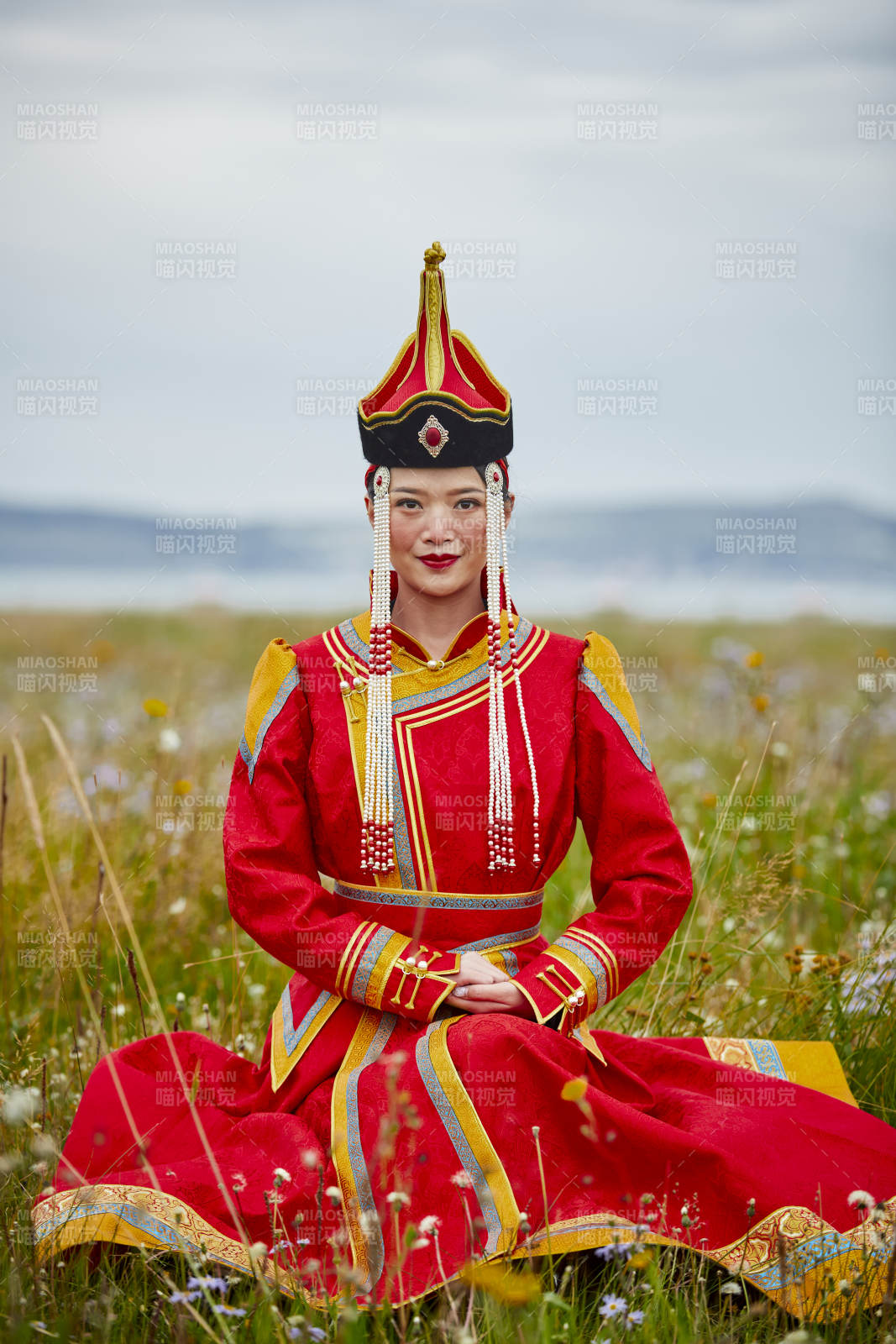草原上身穿豪華蒙古族服飾的蒙族少女