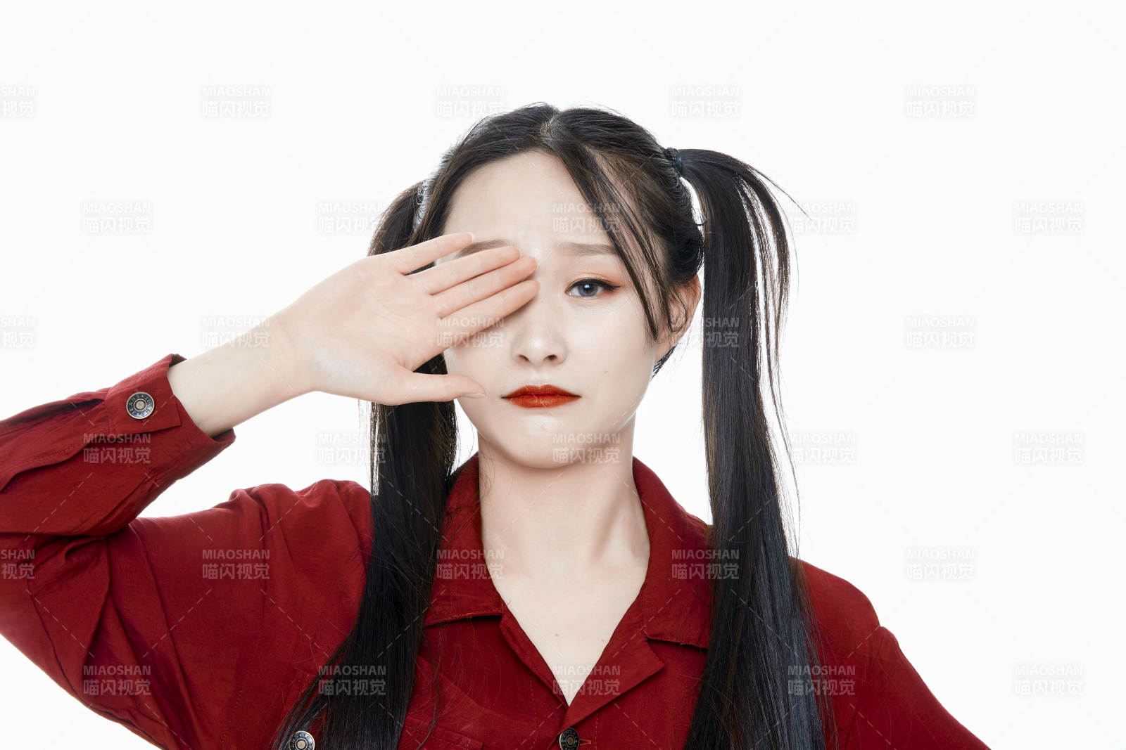 白色背景的亞洲年輕少女肖像人像