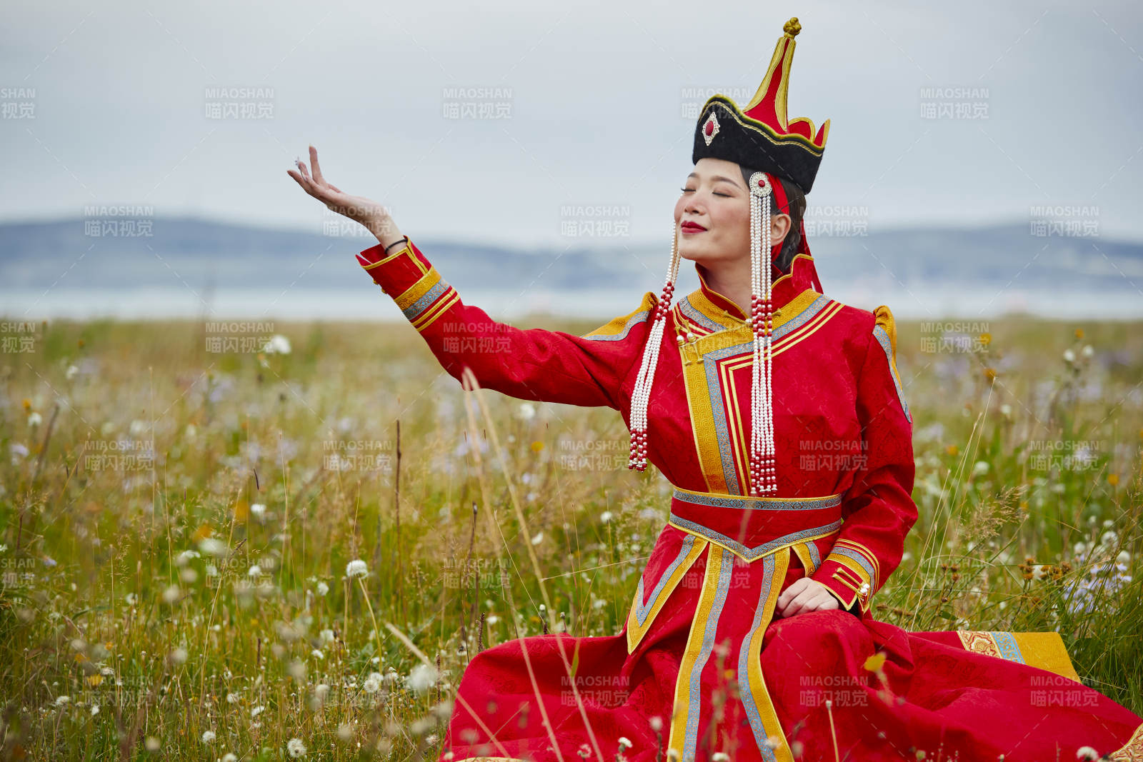 草原上身穿豪華蒙古族服飾的蒙族少女