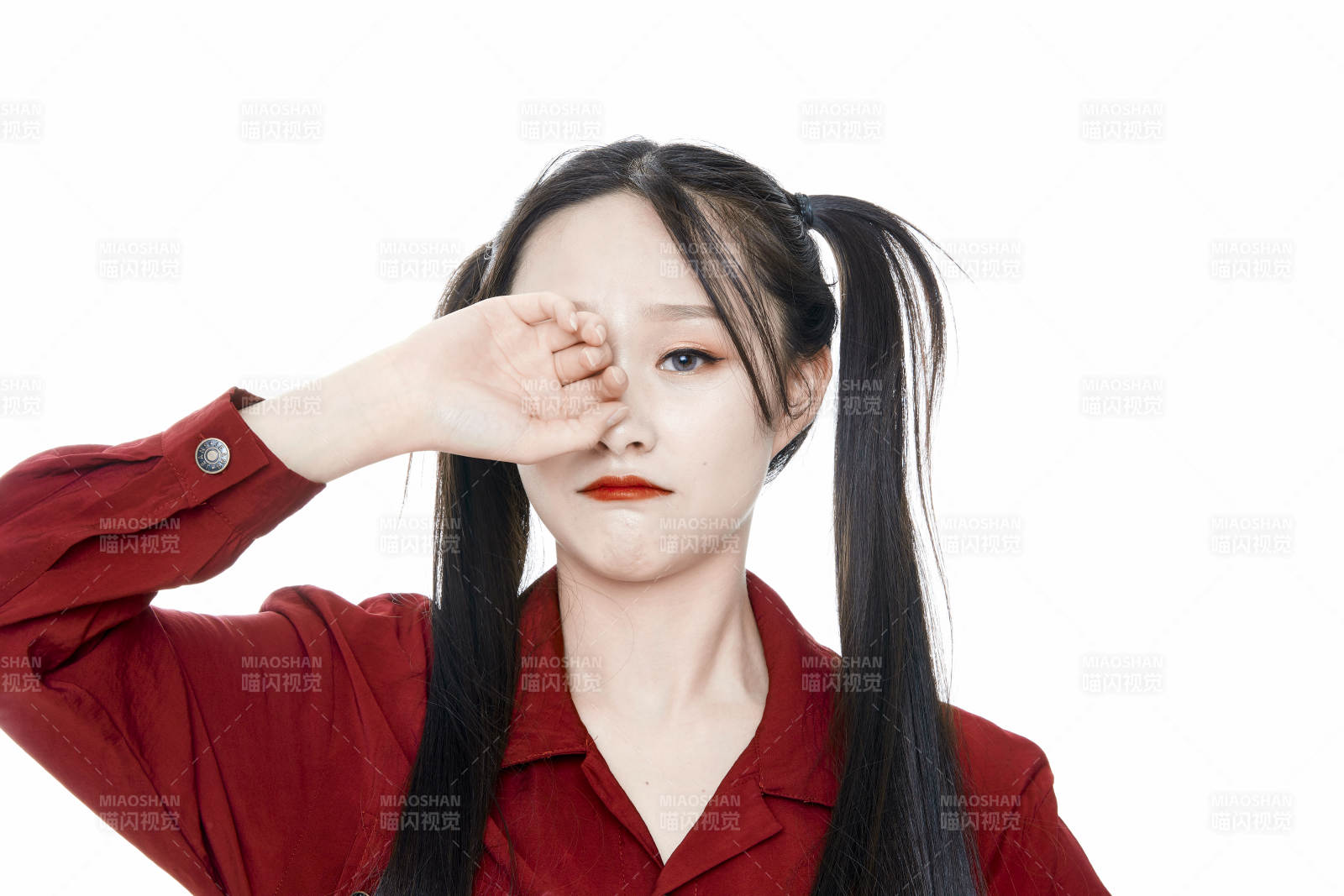 白色背景的亞洲年輕少女肖像人像