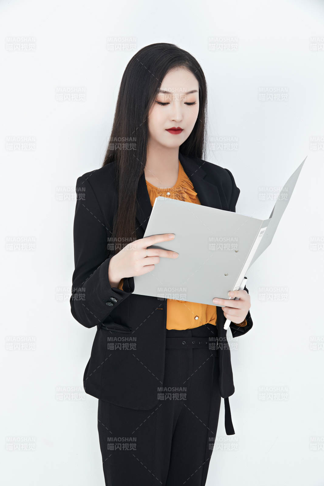 白色背景下的美丽商务女性肖像