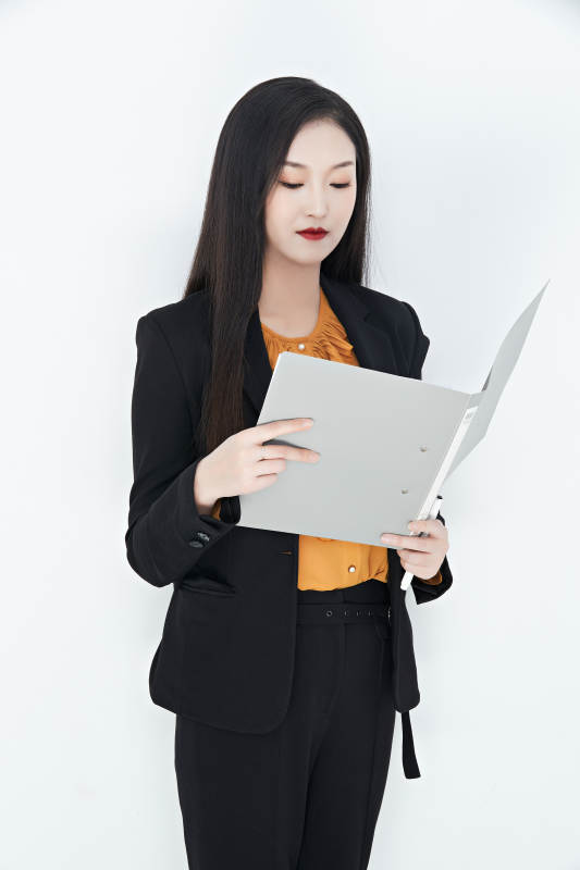 白色背景下的美丽商务女性肖像