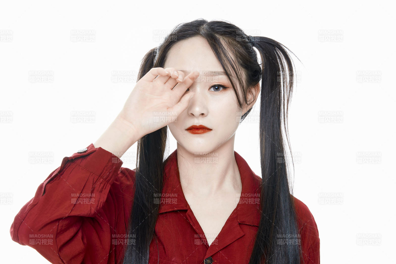 白色背景的亞洲年輕少女肖像人像