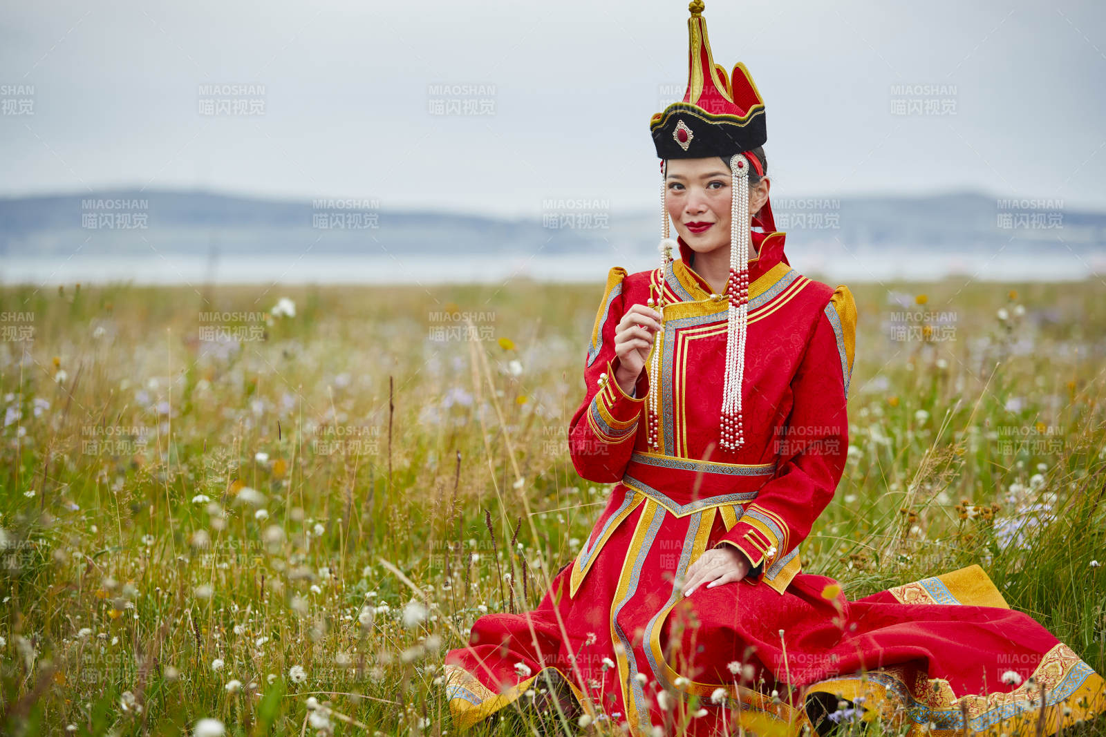 草原上身穿豪華蒙古族服飾的蒙族少女