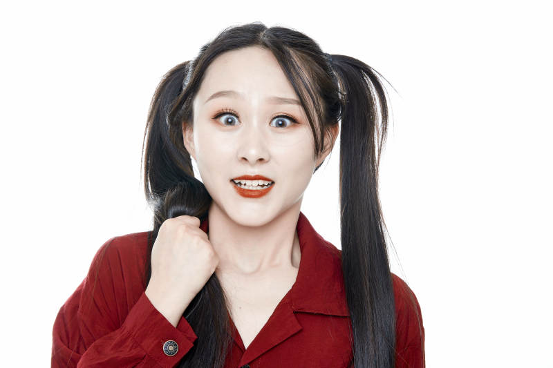 白色背景的亚洲年轻少女肖像人像