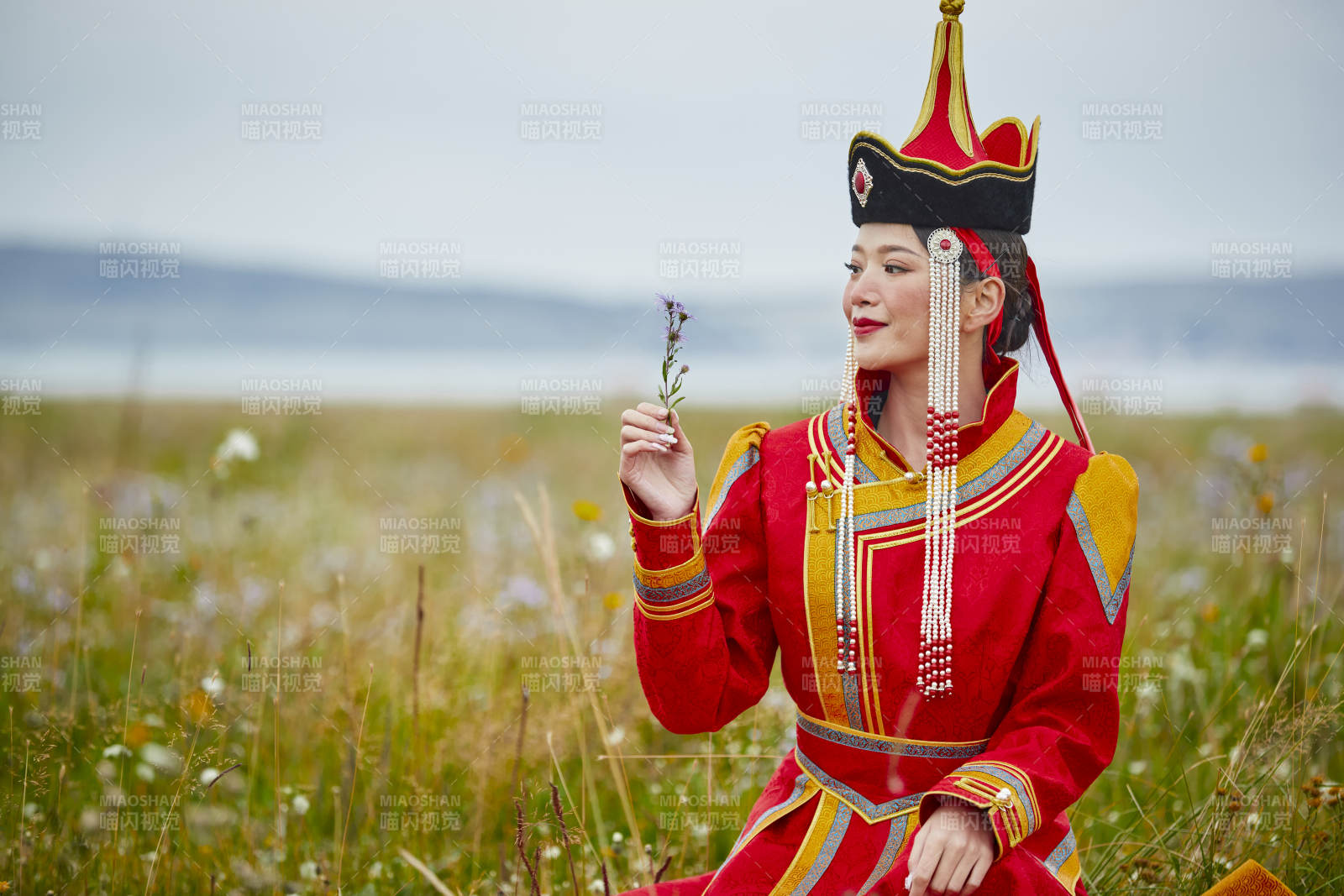 草原上身穿豪華蒙古族服飾的蒙族少女