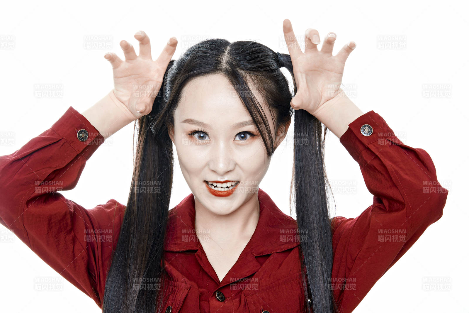 白色背景的亞洲年輕少女肖像人像