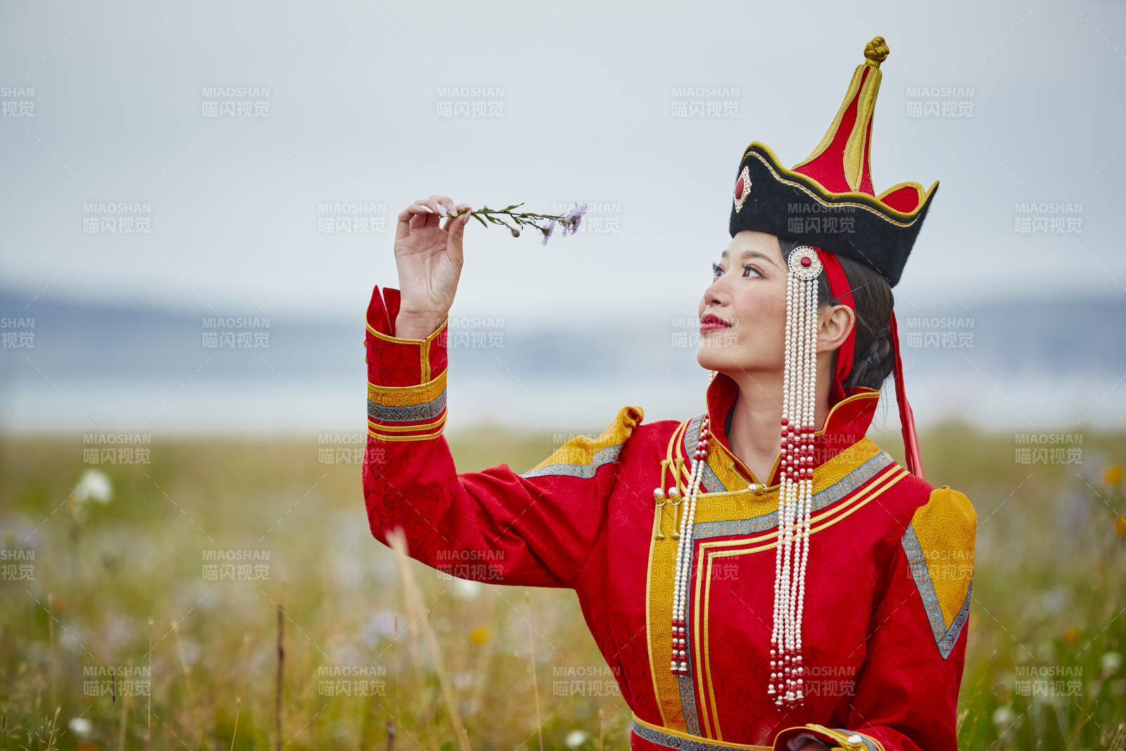 草原上身穿豪華蒙古族服飾的蒙族少女