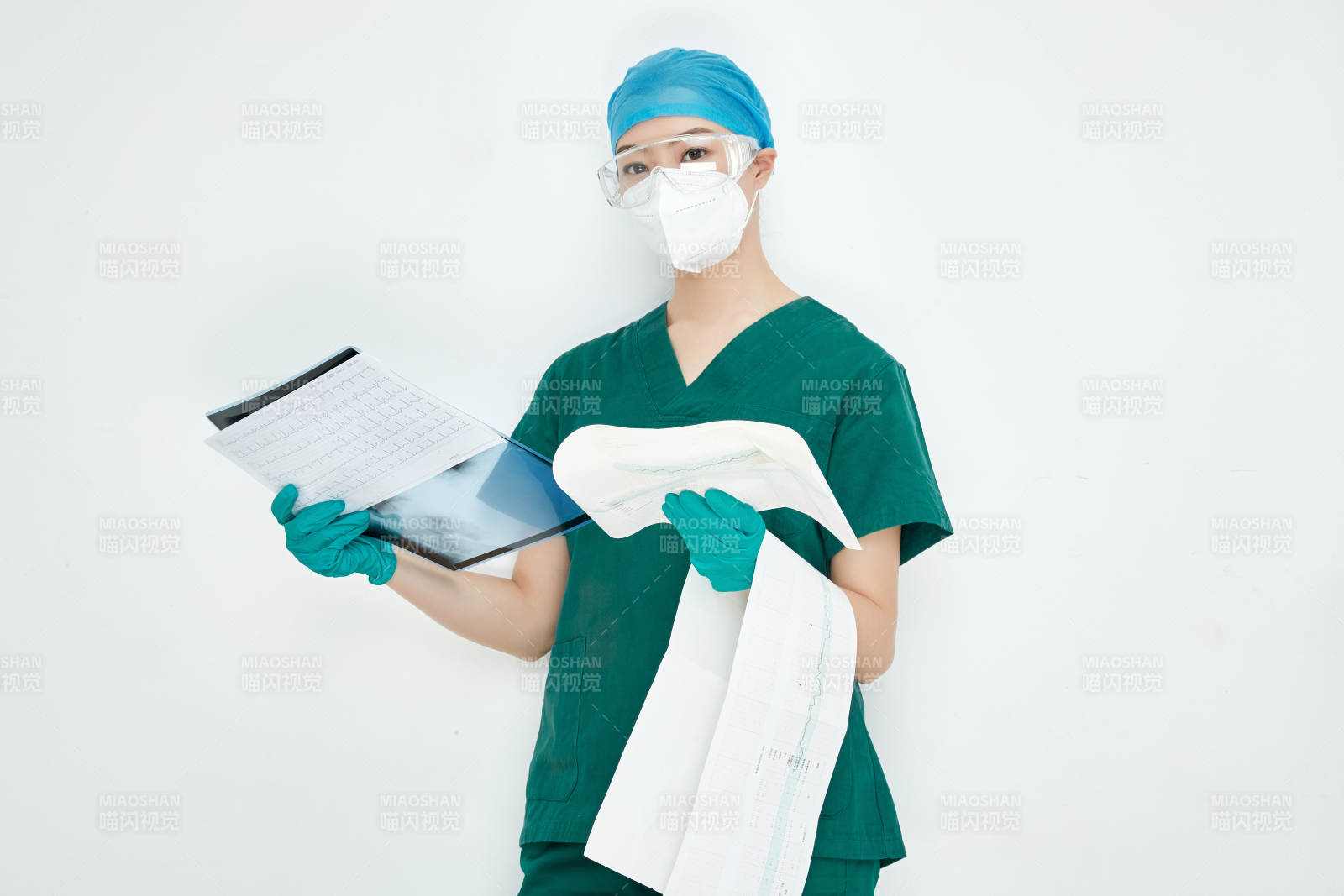 認真查看X光片的外科手術醫生