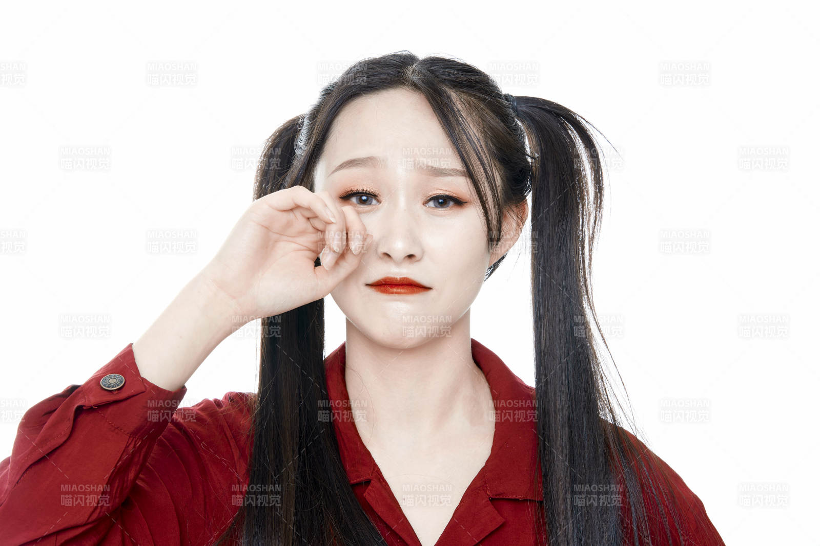 白色背景的亞洲年輕少女肖像人像