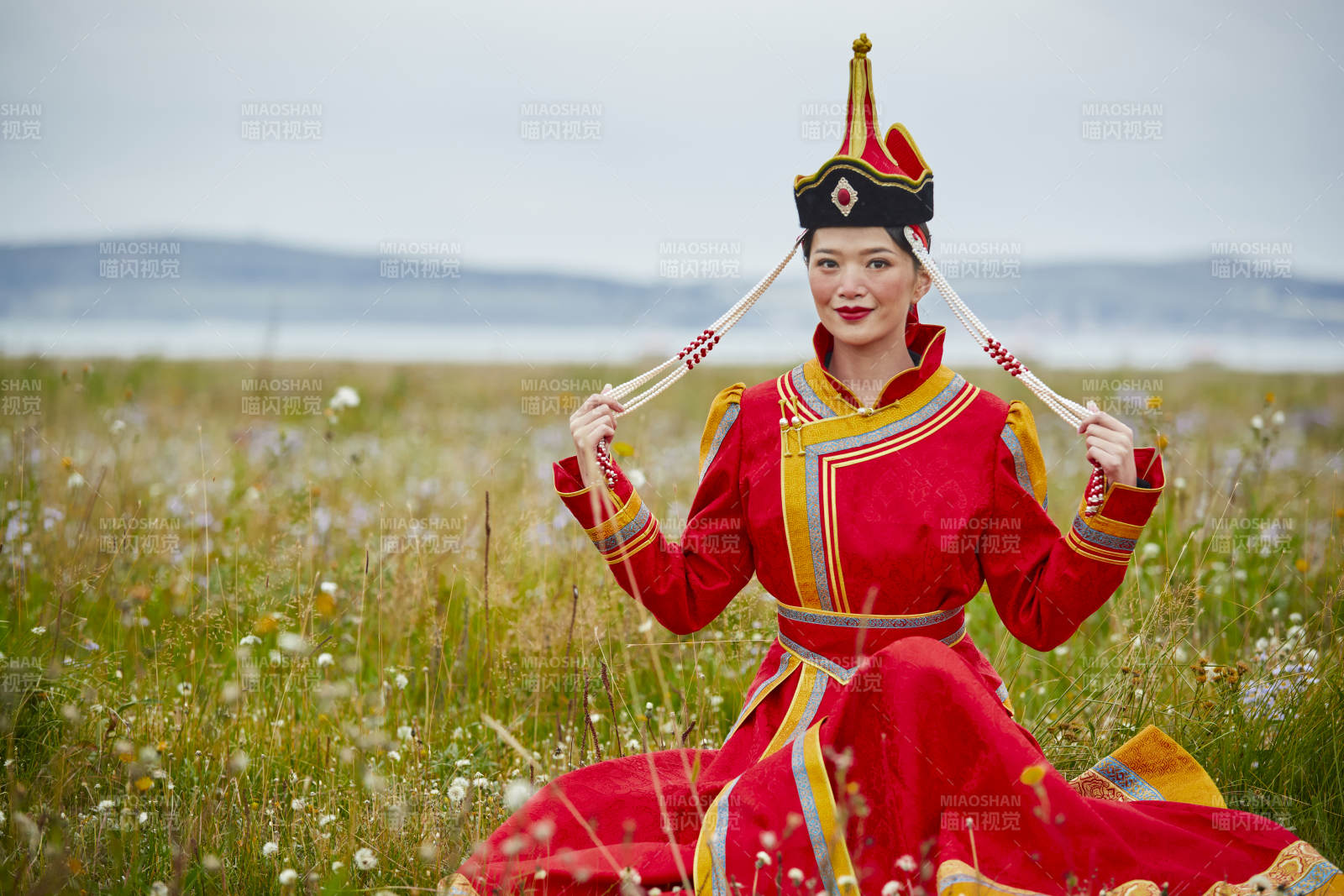 草原上身穿豪華蒙古族服飾的蒙族少女