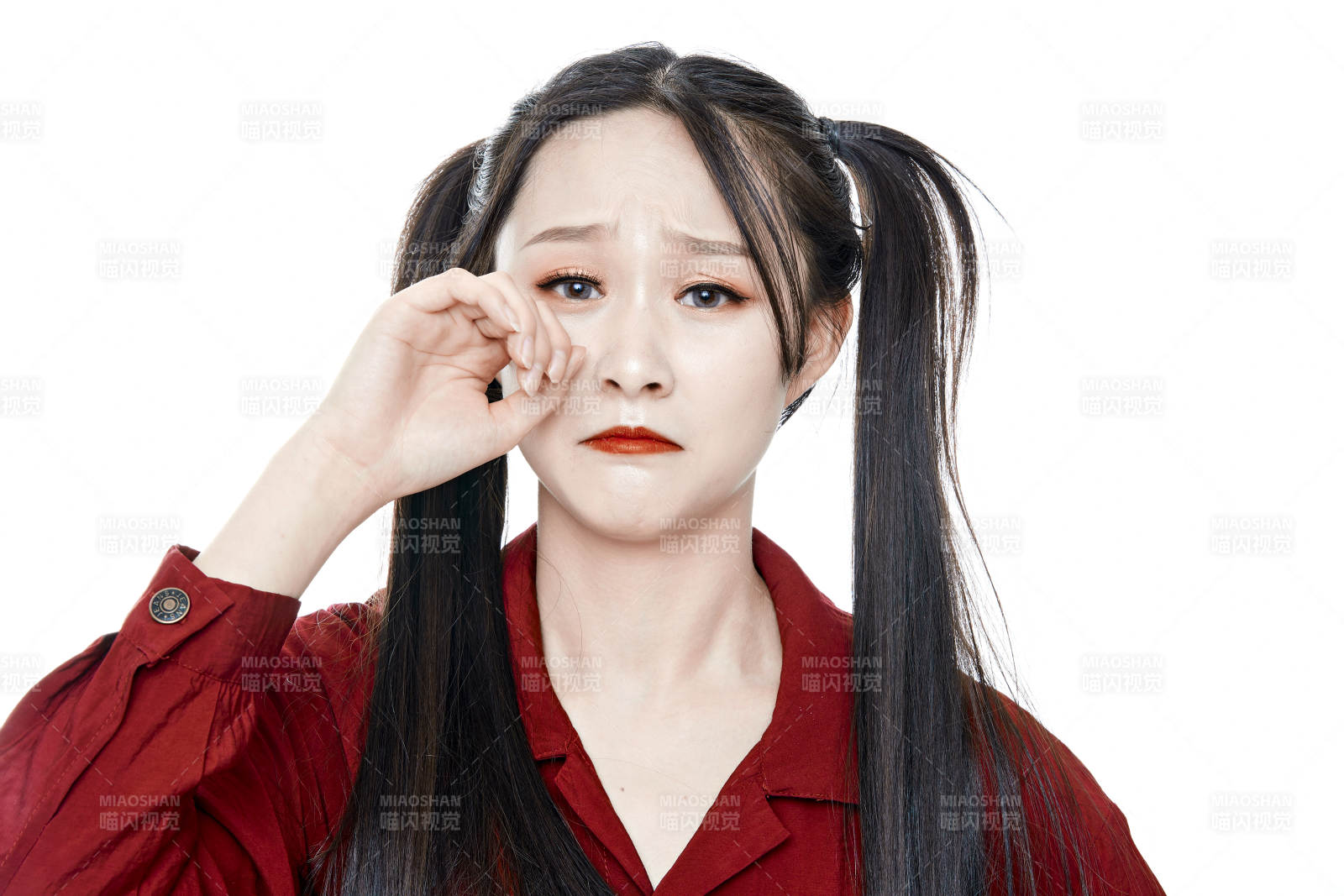 白色背景的亞洲年輕少女肖像人像