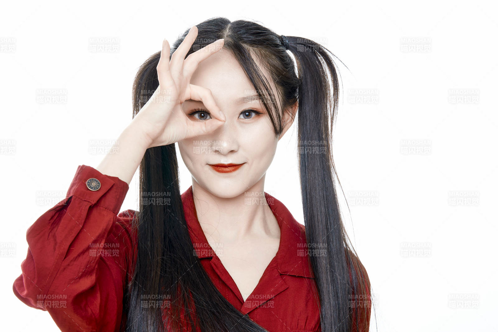 白色背景的亞洲年輕少女肖像人像