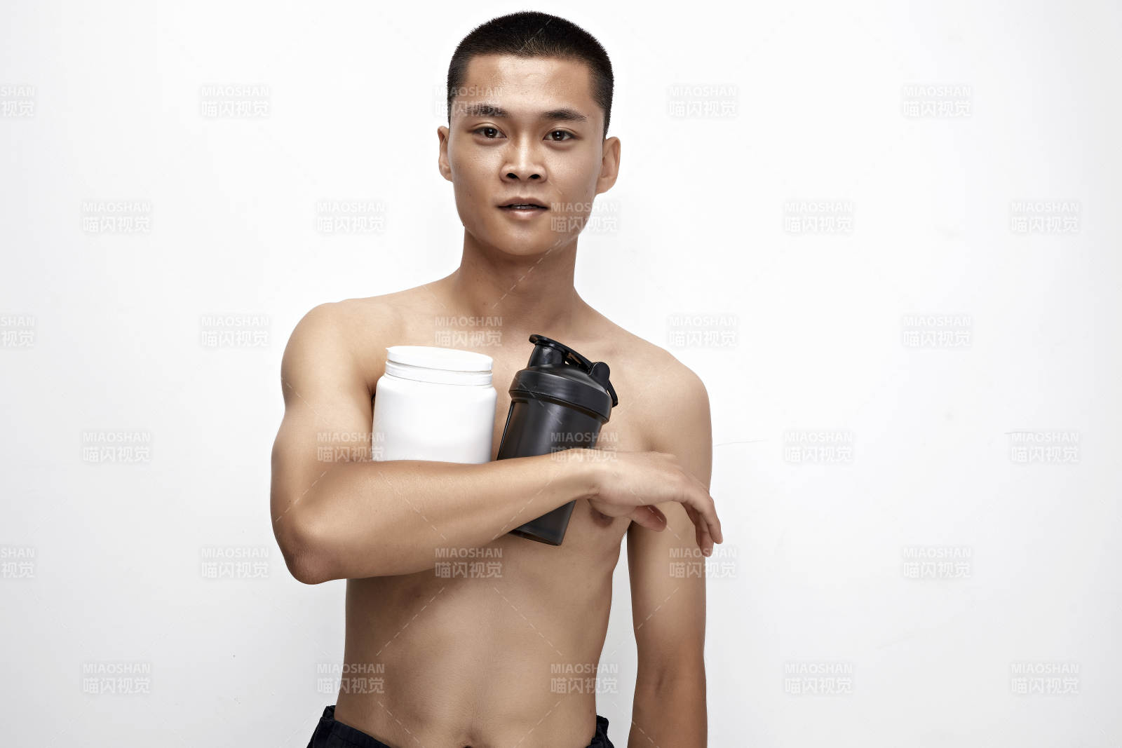手持蛋白粉的身材勻稱肌肉扎實(shí)的亞洲男性
