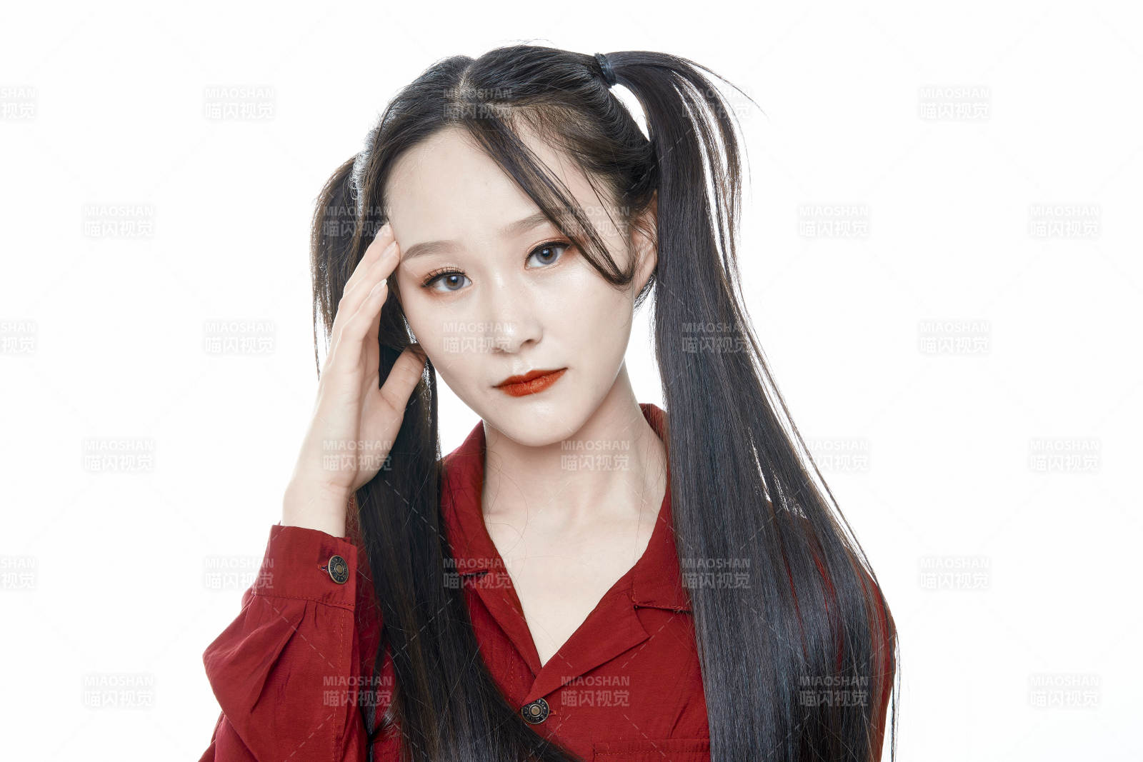 白色背景的亞洲年輕少女肖像人像