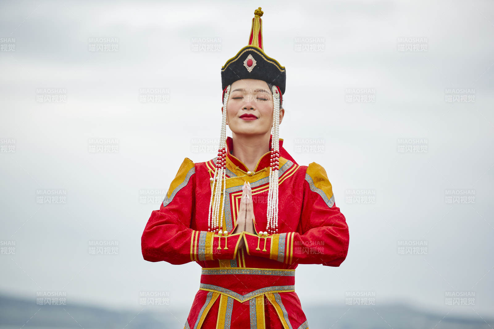 草原上身穿豪华蒙古族服饰的蒙族少女