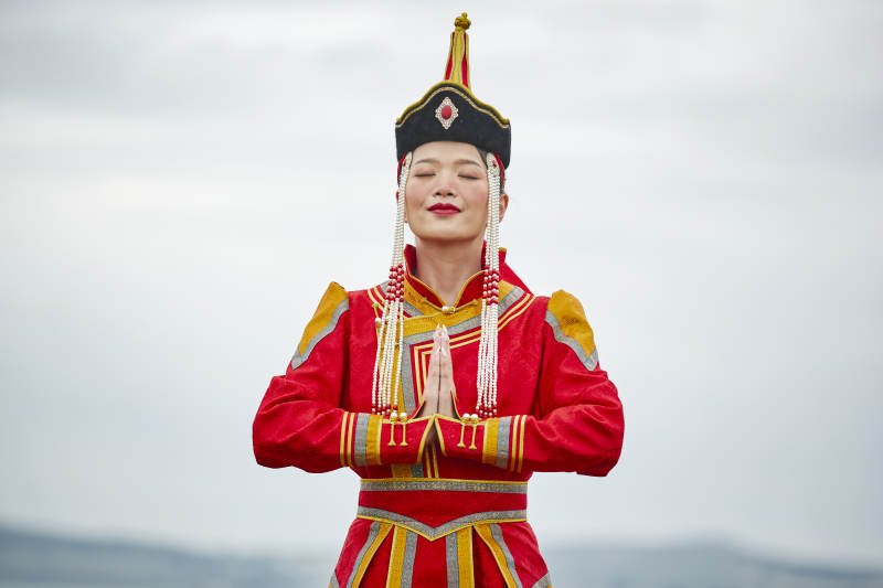 草原上身穿豪华蒙古族服饰的蒙族少女