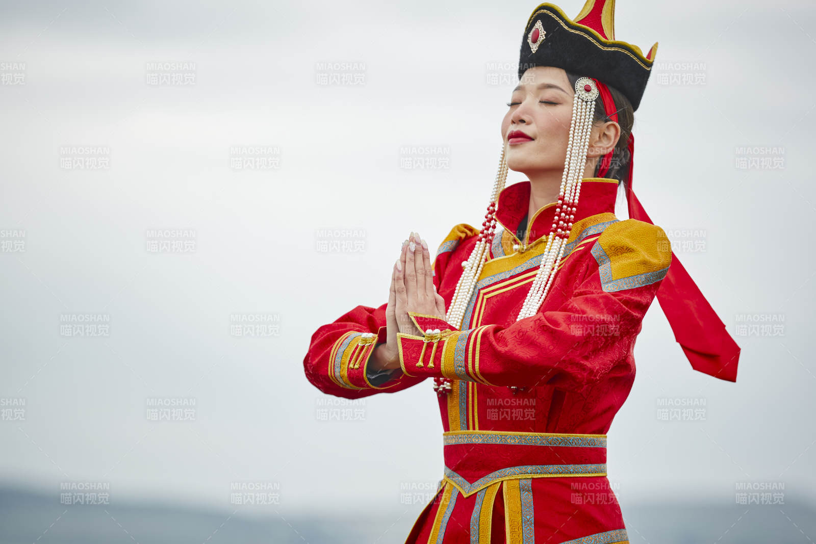 草原上身穿豪華蒙古族服飾的蒙族少女