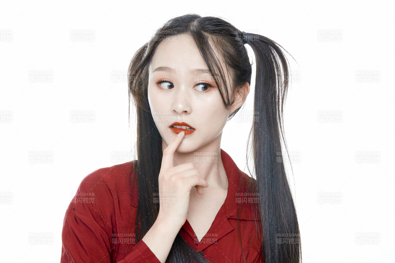 白色背景的亞洲年輕少女肖像人像