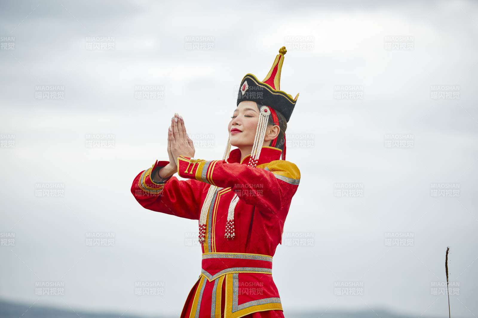 草原上身穿豪華蒙古族服飾的蒙族少女