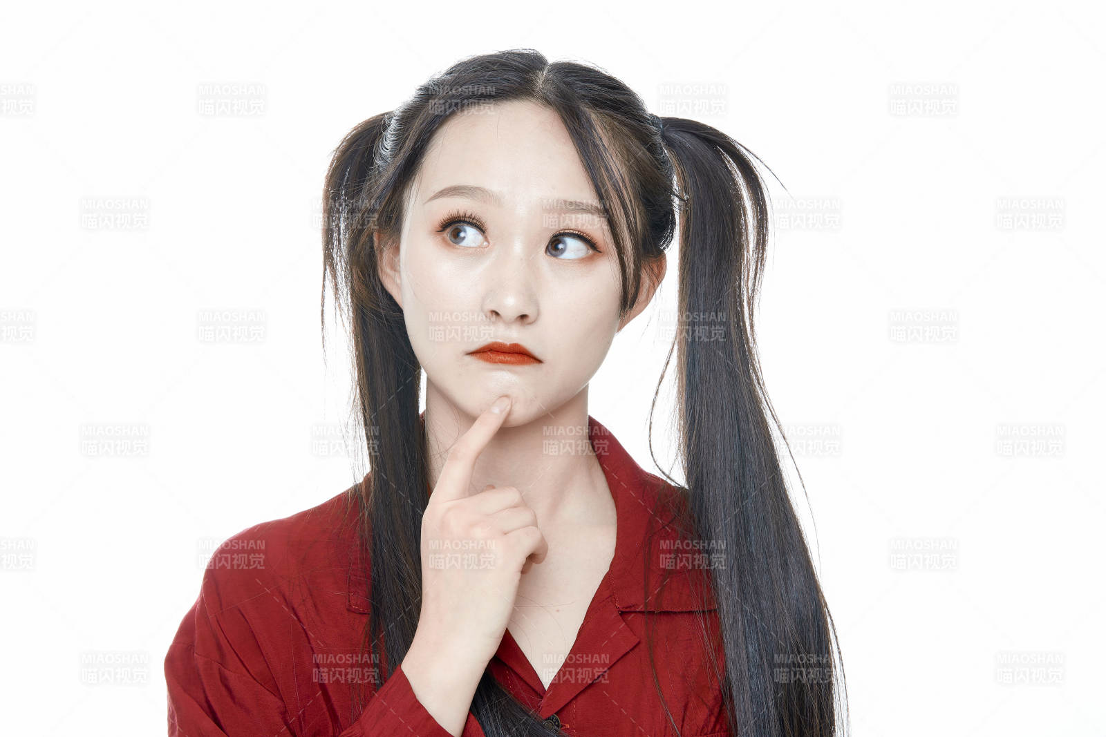 白色背景的亞洲年輕少女肖像人像