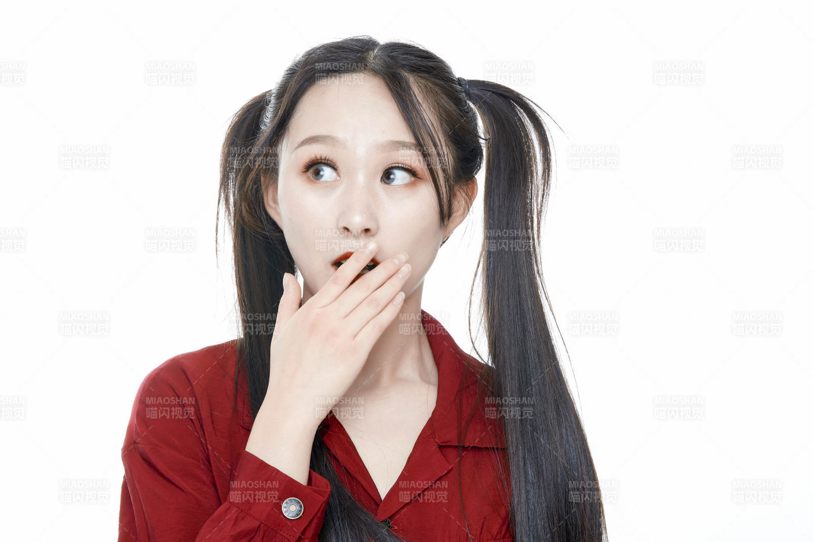 白色背景的亞洲年輕少女肖像人像