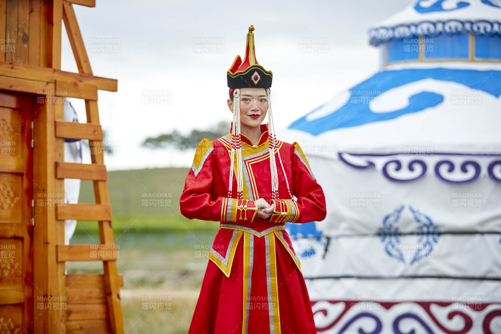 草原上身穿豪華蒙古族服飾的蒙族少女