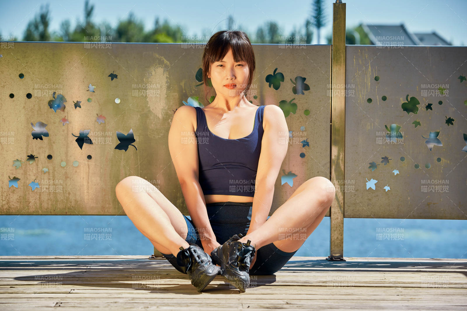 戶外河畔公園做拉伸有氧運動的亞洲女性